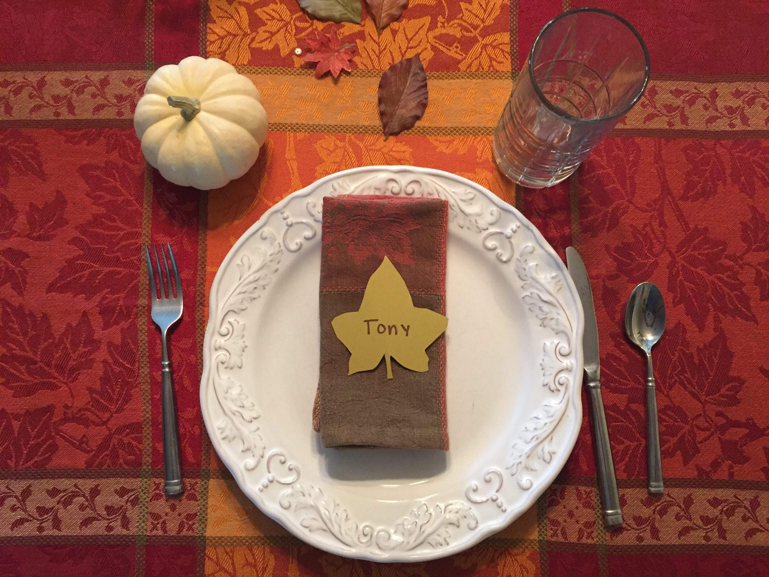 Festive thanksgiving place setting with autumn col